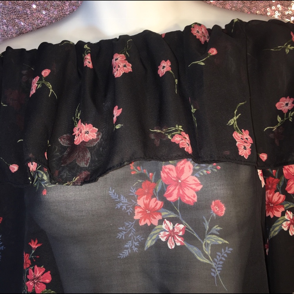 Juniors' Printed Off-The-Shoulder Ruffle Blouse - Picture 6 of 7
